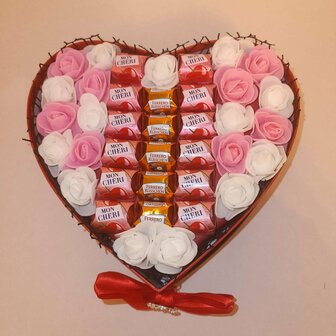 Chocolade Hart met rozen en Mon Cheri - 22 cm 
