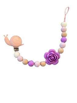 Pastel speenkoord met slak clip, grote paarse roos en beige-paarse silicone kralen.