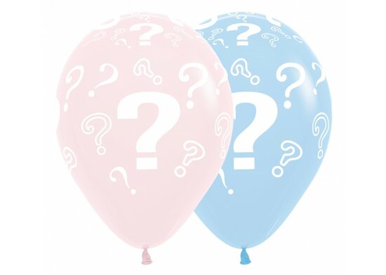 Grote ballonpilaar van ongeveer 2 meter hoog met roze en blauwe gender reveal ballonnen en een grote topballon met de tekst &qu