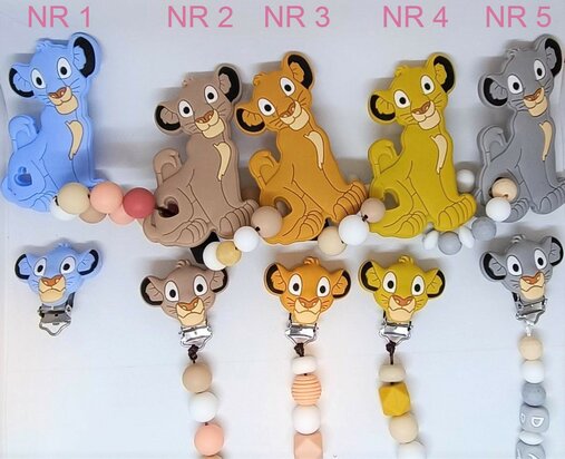 Een handgemaakt tutkoord met dubbele koordstructuur en een schattig leeuwtje als accent, stijlvol gepresenteerd op een witte ac