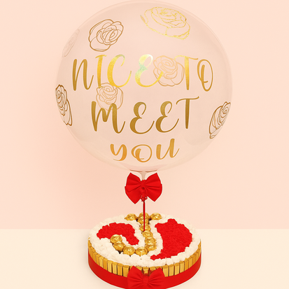 Ronde snoeptaart met letter naar wens van Ferrero Rocher, en ballon met gewenste tekst