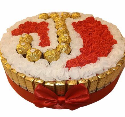 Ronde snoeptaart met letter naar wens van Ferrero Rocher