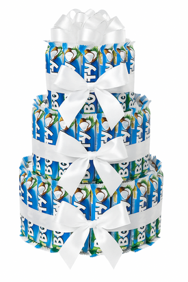 Professionele vrijstaande foto van een 3-laagse Bounty chocoladetaart met witte luxe satijnen strikken, zonder achtergrond.