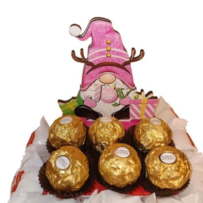 Een feestelijke, handgemaakte kerst snoeptaart opgebouwd in meerdere lagen: onderaan een basis van Merci chocolaatjes en KitKat