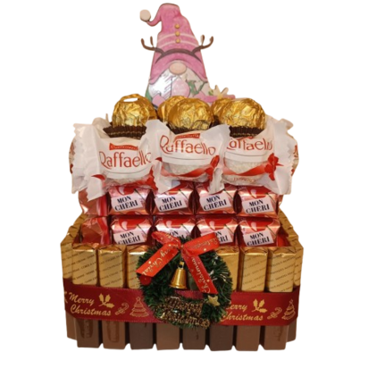 Een feestelijke, handgemaakte kerst snoeptaart opgebouwd in meerdere lagen: onderaan een basis van Merci chocolaatjes en KitKat