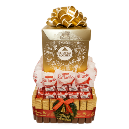 Professionele productfoto van een luxe cadeaupakket met een gouden Ferrero Rocher geschenkdoos, Raffaello pralines en Ferrero R