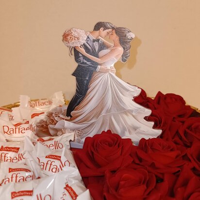 Luxe handgemaakte hartvormige cadeaumand van 20 cm met trouwkoppeltje, Merci chocolaatjes, Raffaello en rode rozen, afgewerkt m