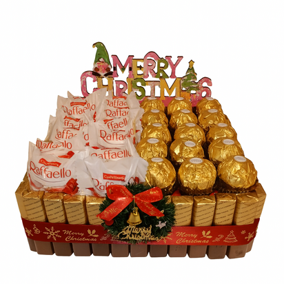 Luxe handgemaakte kerstcadeaumand van 22 cm met Merci chocolades, Raffaello, Ferrero Rocher en houten kerstversiering, afgewerk
