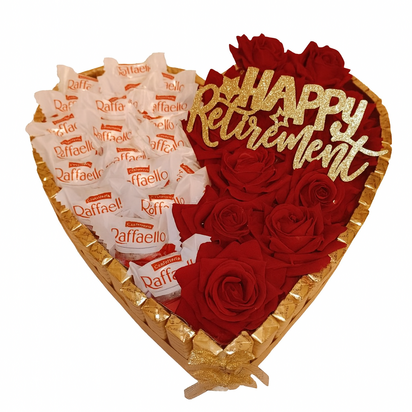 Hartvormige luxe snoeptaart (22 cm) met Merci chocolades, Raffaello, rode rozen en gouden &ldquo;Happy Retirement&rdquo; topper, handge