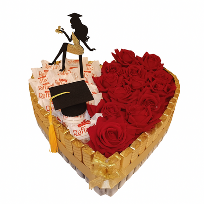 Luxe hartvormige snoeptaart van 30 cm met Merci chocolades, Raffaello, rode rozen en topper met afgestudeerde figuur en afstude