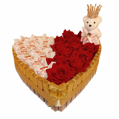 Hartvormige luxe snoeptaart van 30 cm met Merci chocolades, Raffaello, rode rozen en wit beertje met roze jurkje en gouden kroo