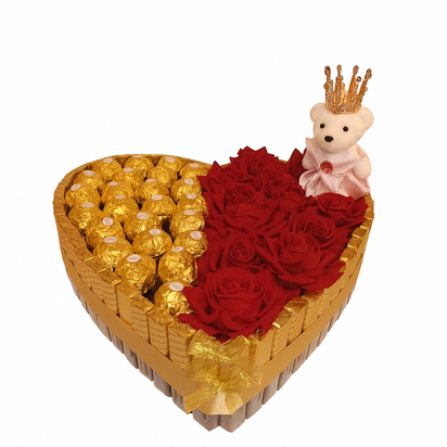 Hartvormige luxe snoeptaart van 30 cm met Merci chocolades, Ferrero Rocher, rode rozen en beertje met gouden kroon, handgemaakt