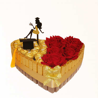 Hartvormige luxe snoeptaart (30 cm) met Ferrero Rocher, Merci chocolades, rode rozen en een topper van een afgestudeerde figuur