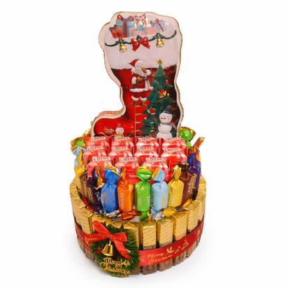 Luxe handgemaakte kerst snoeptaart met Merci chocolades, Merci Petits, Mon Ch&eacute;ri en een gevulde kerstlaars, afgewerkt met kers