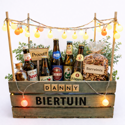 Houten bierkrat met gepersonaliseerde naam, gevuld met Belgisch bier, borrelmix en mini sterk drankje, afgewerkt met sfeervolle