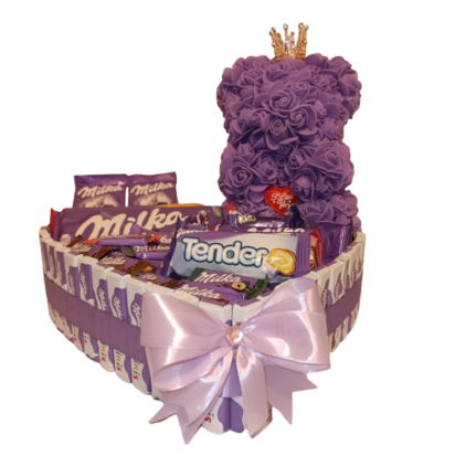 Snoeptaart gevuld met Milka chocolade in paarse tinten, afgewerkt met een paarse rozenbeer met kroon en een &ldquo;I love you&