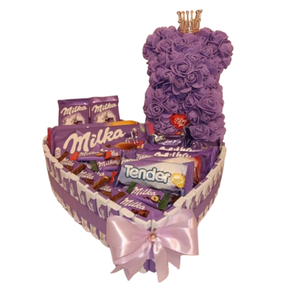 Snoeptaart gevuld met Milka chocolade in paarse tinten, afgewerkt met een paarse rozenbeer met kroon en een &ldquo;I love you&