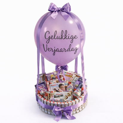 Professionele productfoto van een handgemaakte snoeptaart gevuld met Leo-wafels en Kinder chocolade, afgewerkt met een ballon m