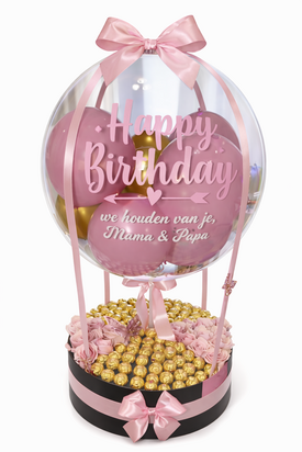 Handgemaakte luxe snoeptaart met een grote transparante ballon met roze en gouden ballonnen, bedrukt met &ldquo;Happy Birthday &ndash; 