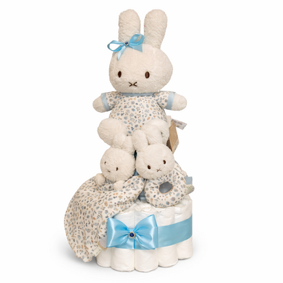 Professionele productfoto van een handgemaakte Nijntje luiertaart van Little Dutch op een witte achtergrond. De luiertaart best