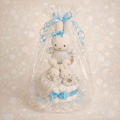 Professionele productfoto van een handgemaakte Nijntje luiertaart van Little Dutch op een witte achtergrond. De luiertaart best