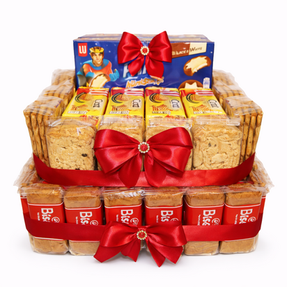 Professionele productfoto van een handgemaakt koekencadeau met meerdere lagen, gevuld met Lotus Speculaas, LU Centwafels en Pri