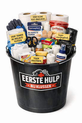 Professionele productfoto van een zwarte &ldquo;Eerste Hulp bij Klussen&rdquo;-emmer, gevuld met merkproducten zoals Hansaplast, Vileda