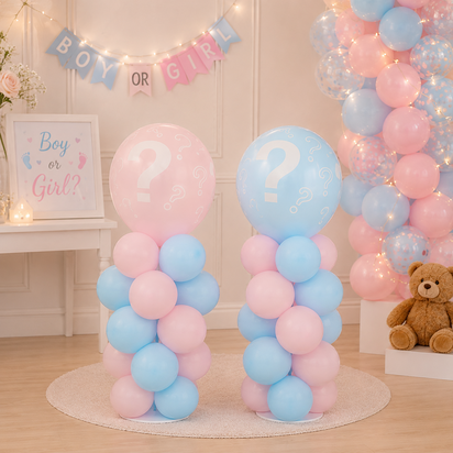 Set van twee gender reveal ballon tafelstukken van 65 cm hoog met roze en blauwe ballonnen en een grote ballon met vraagteken. 