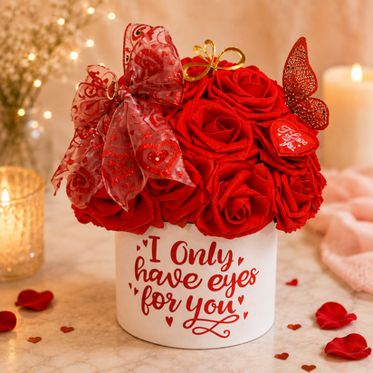 enbox met roze kunstrozen in een ronde hoedendoos (17 cm). De box