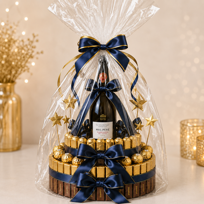 Luxe chocoladetaart met Mas Pere Cava, Ferrero Rocher, goudkleurige chocolade, donkerblauwe satijnen strikken, gouden sterren e