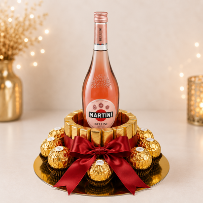 Luxe chocoladetaart met fles Martini Bellini, Ferrero Rocher en goudkleurige chocolade, afgewerkt met rode satijnen strikken en
