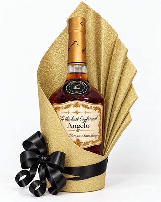 Fles Hennessy Cognac met luxe goudkleurig gepersonaliseerd etiket &ldquo;To the best boyfriend&rdquo; en naam naar keuze.
