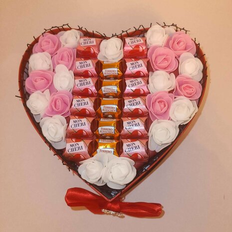 Chocolade Hart met rozen en Mon Cheri - 22 cm 