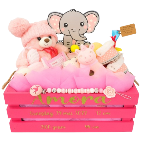 Houten kist met geboorte gegevens en veel leuke baby spulletjes