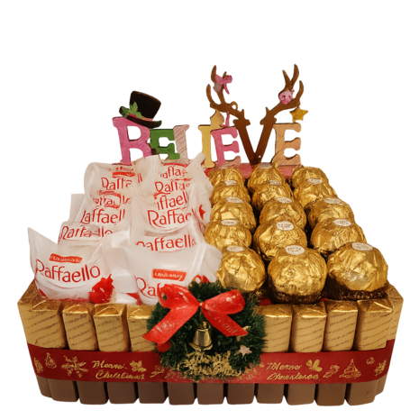 Luxe handgemaakte kerstcadeaumand van 22 cm met Merci chocolades, Raffaello, Ferrero Rocher en houten kerstversiering, afgewerk