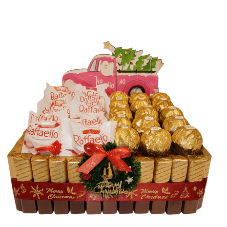 Luxe handgemaakte kerstcadeaumand van 22 cm met Merci chocolades, Raffaello, Ferrero Rocher en houten kerstversiering, afgewerk