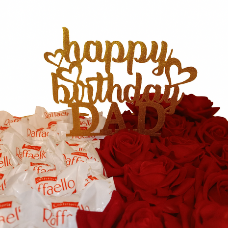 Luxe hartvormige snoeptaart van 30 cm met Merci chocolades, Raffaello, rode rozen en gouden &ldquo;Happy Birthday Dad&rdquo; 
