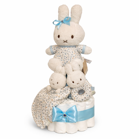 Professionele productfoto van een handgemaakte Nijntje luiertaart van Little Dutch op een witte achtergrond. De luiertaart best