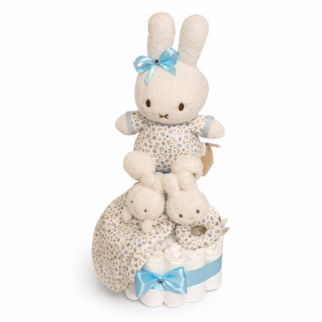 Professionele productfoto van een handgemaakte Nijntje luiertaart van Little Dutch op een witte achtergrond. De luiertaart best