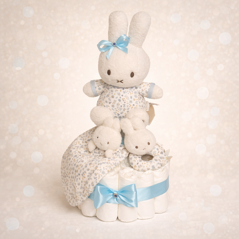 Professionele productfoto van een handgemaakte Nijntje luiertaart van Little Dutch op een witte achtergrond. De luiertaart best