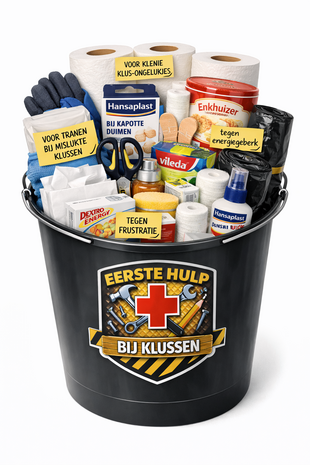 Professionele productfoto van een zwarte &ldquo;Eerste Hulp bij Klussen&rdquo;-emmer, gevuld met merkproducten zoals Hansaplast, Vileda