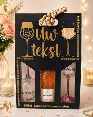 Luxe zwarte geschenkdoos met fles Freixenet en twee wijnglazen met de tekst &ldquo;Looks like a Beauty, drinks like a Beast&rdquo;.