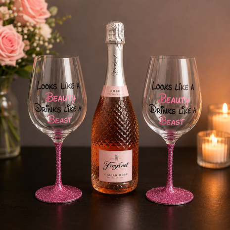 Luxe zwarte geschenkdoos met fles Freixenet en twee wijnglazen met de tekst &ldquo;Looks like a Beauty, drinks like a Beast&rdquo;.
