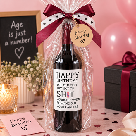 Wijnfles met grappig verjaardagsetiket &ldquo;Happy Birthday You Old Fart&rdquo;, verkrijgbaar met rode, witte of ros&eacute; wijn.