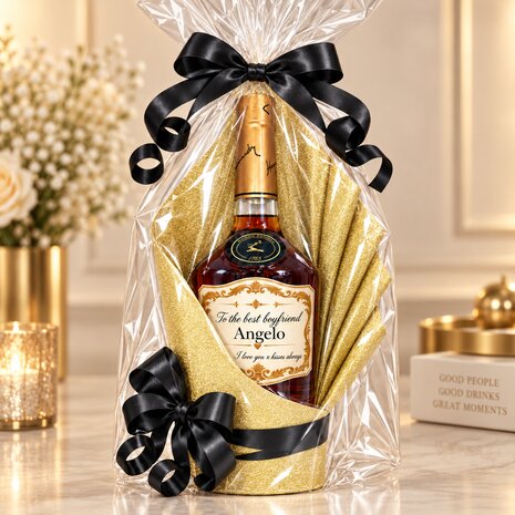 Fles Hennessy Cognac met luxe goudkleurig gepersonaliseerd etiket &ldquo;To the best boyfriend&rdquo; en naam naar keuze.