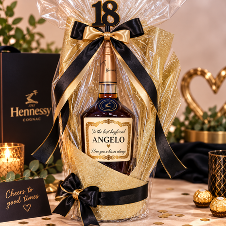 Fles Hennessy Cognac met luxe goudkleurig gepersonaliseerd etiket &ldquo;To the best boyfriend&rdquo; en naam naar ke