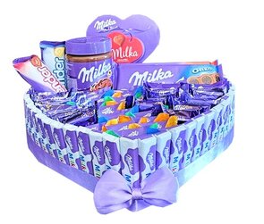Luxe Milka Hartvormige Chocoladetaart – Chocoladecadeau met Paarse Strik | N&S Luxecadeaumanden