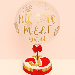 Ronde snoeptaart met letter naar wens van Ferrero Rocher, en ballon met gewenste tekst