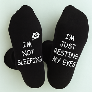 Heren sokken met grappige tekst "Ik slaap niet! Ik laat alleen mijn ogen rusten"