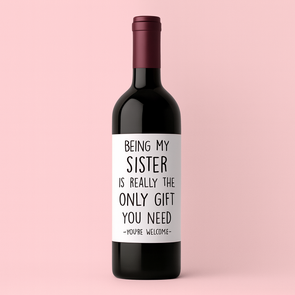 Wijnfles met leuke label – Being my sister is really the only gift you need